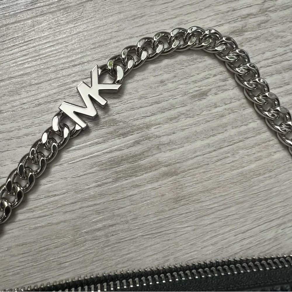 NEW MICHAEL KORS Patent. Pochette Black Logo Chain Bag
